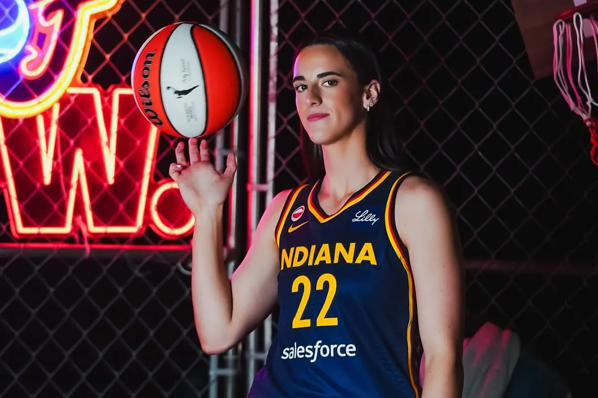 Caitlin Clark assume o controle da narrativa que abrange o papel da mídia nas carreiras da WNBA