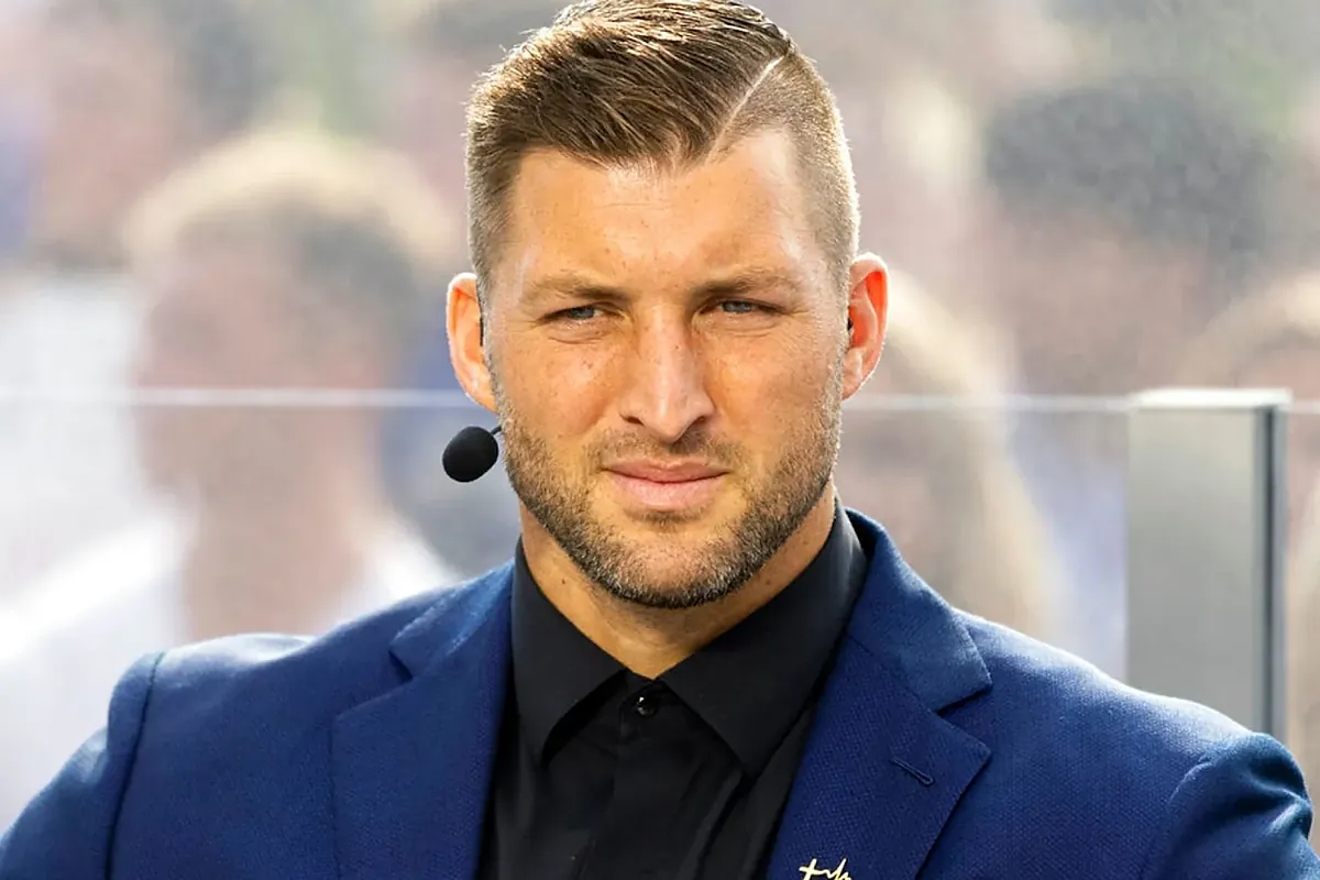 Tim Tebow lamenta a morte do pai Bob e homenageia o legado cheio de fé em uma homenagem emocionante