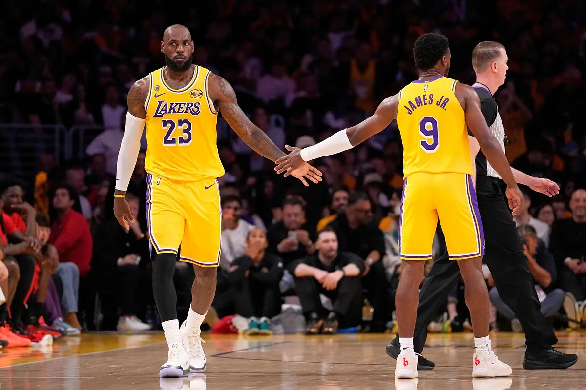 LeBron James passa a tocha para Bronny em um emocionante momento de círculo completo de 20 anos