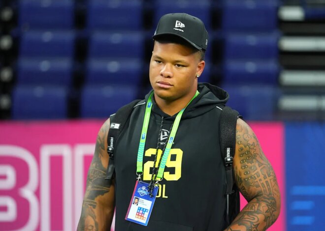 O novo companheiro de equipe novato de Patrick Mahomes está gastando seu salário da NFL em dois Maseratis para sua mãe e irmã