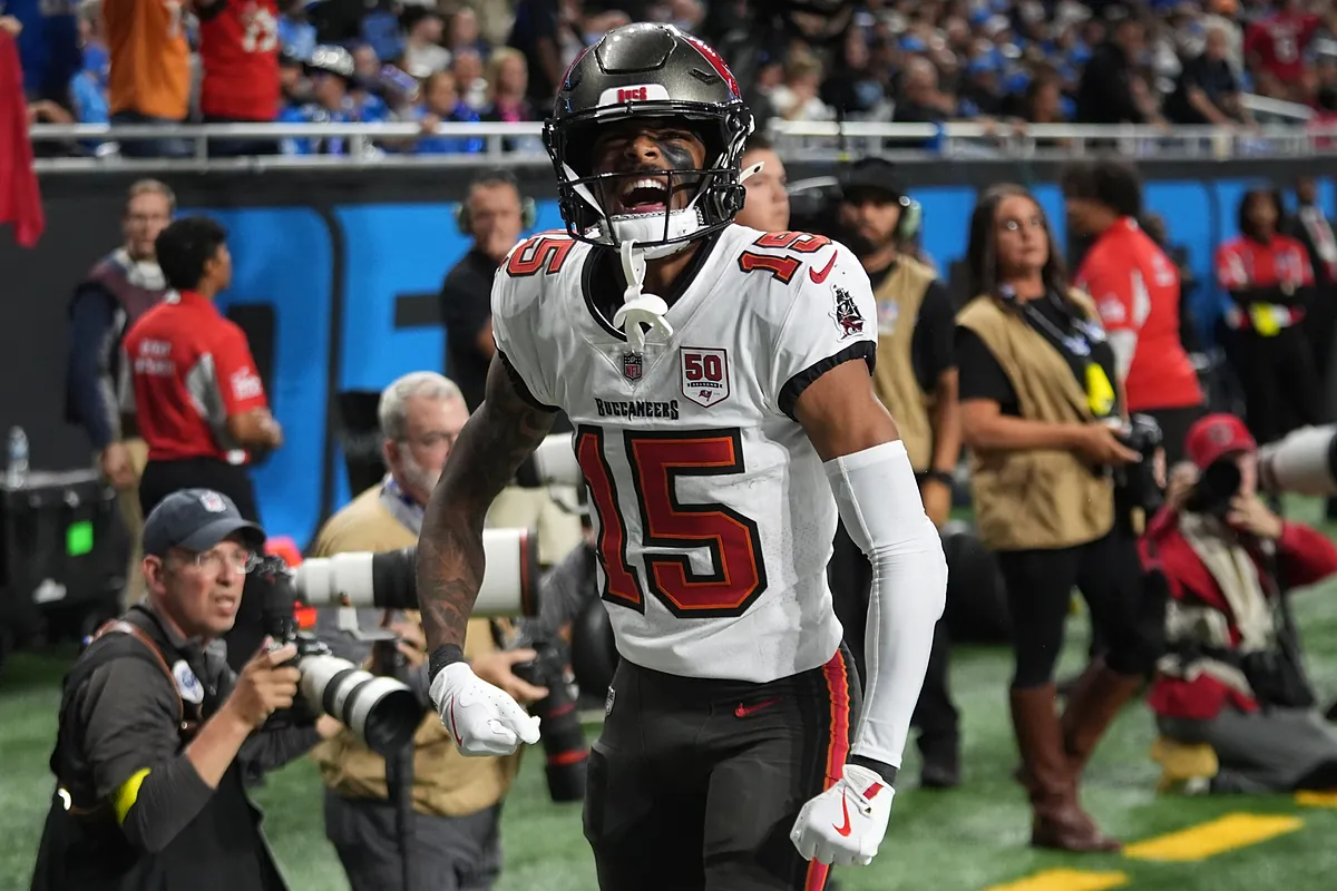 A estrela dos Buccaneers, Tez Johnson, segue em frente após as chocantes alegações de traição da noiva