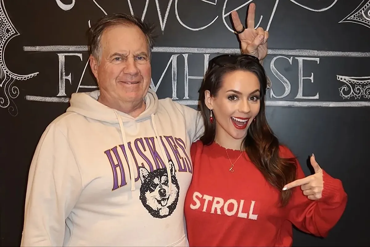 Bill Belichick troca a margem por pompons enquanto apoia a namorada Jordon Hudson