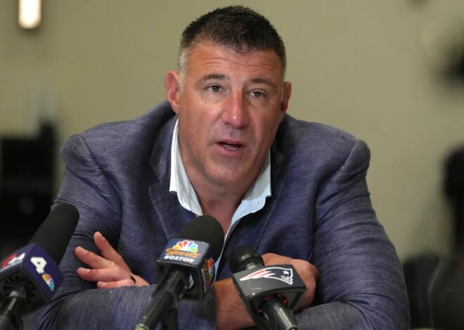 Mike Vrabel de volta ao prédio do Patriots após uma ausência chocante no draft