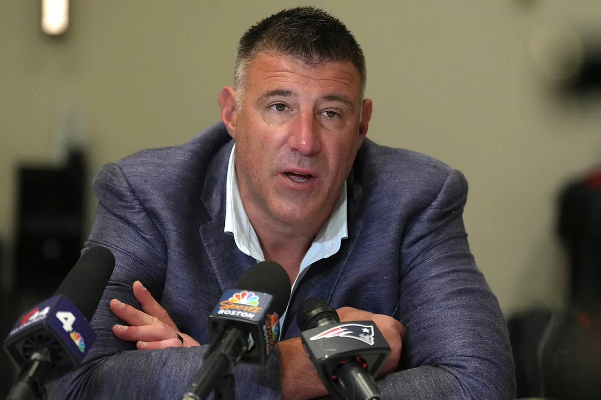 Mike Vrabel de volta ao prédio do Patriots após uma ausência chocante no draft