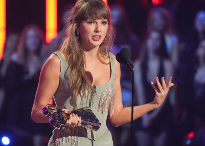 Taylor Swift janta com o pai Scott depois que a decisão de Michael Rubin revelou a nova data do casamento