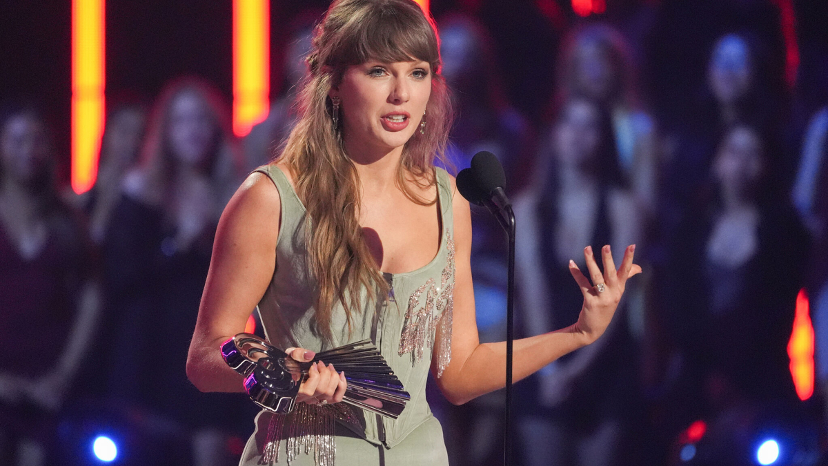 Taylor Swift janta com o pai Scott depois que a decisão de Michael Rubin revelou a nova data do casamento