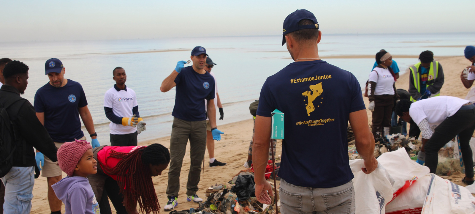 EUMAM MOZ participa em ação de limpeza da praia da Costa do Sol em Maputo