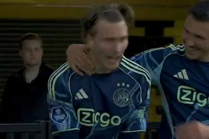 O extremo do Ajax, Mika Godts, dribla a defesa do NAC Breda para marcar (vídeo)