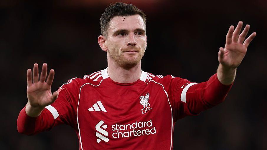 Atlético de Madrid rivalizará com Spurs por Andy Robertson