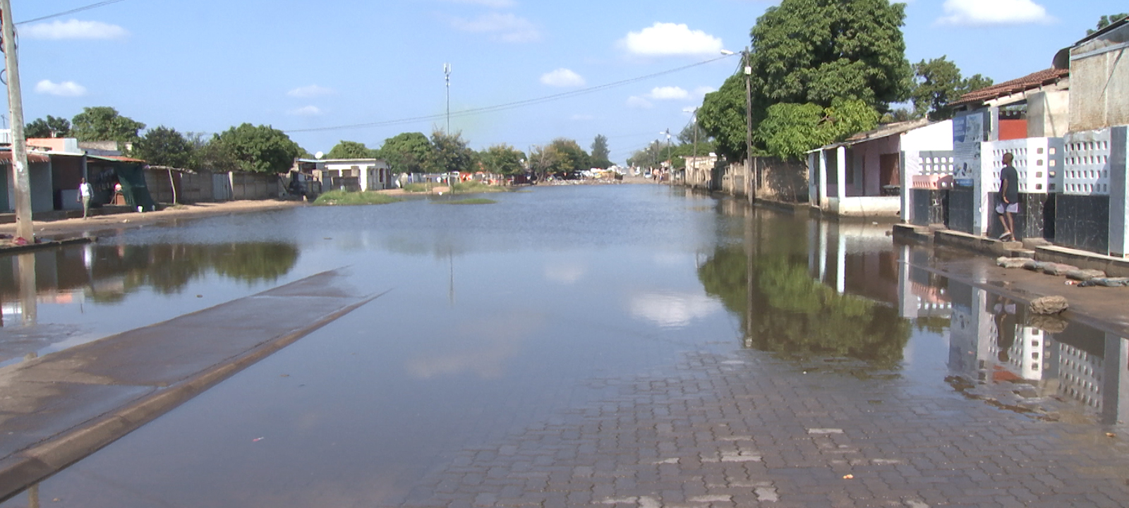 Estradas alagadas e transformadas em lixeiras em Maputo – O País