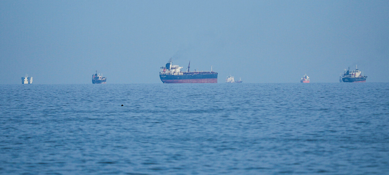 Navios de petróleo começam a atravessar o Estreito de Ormuz