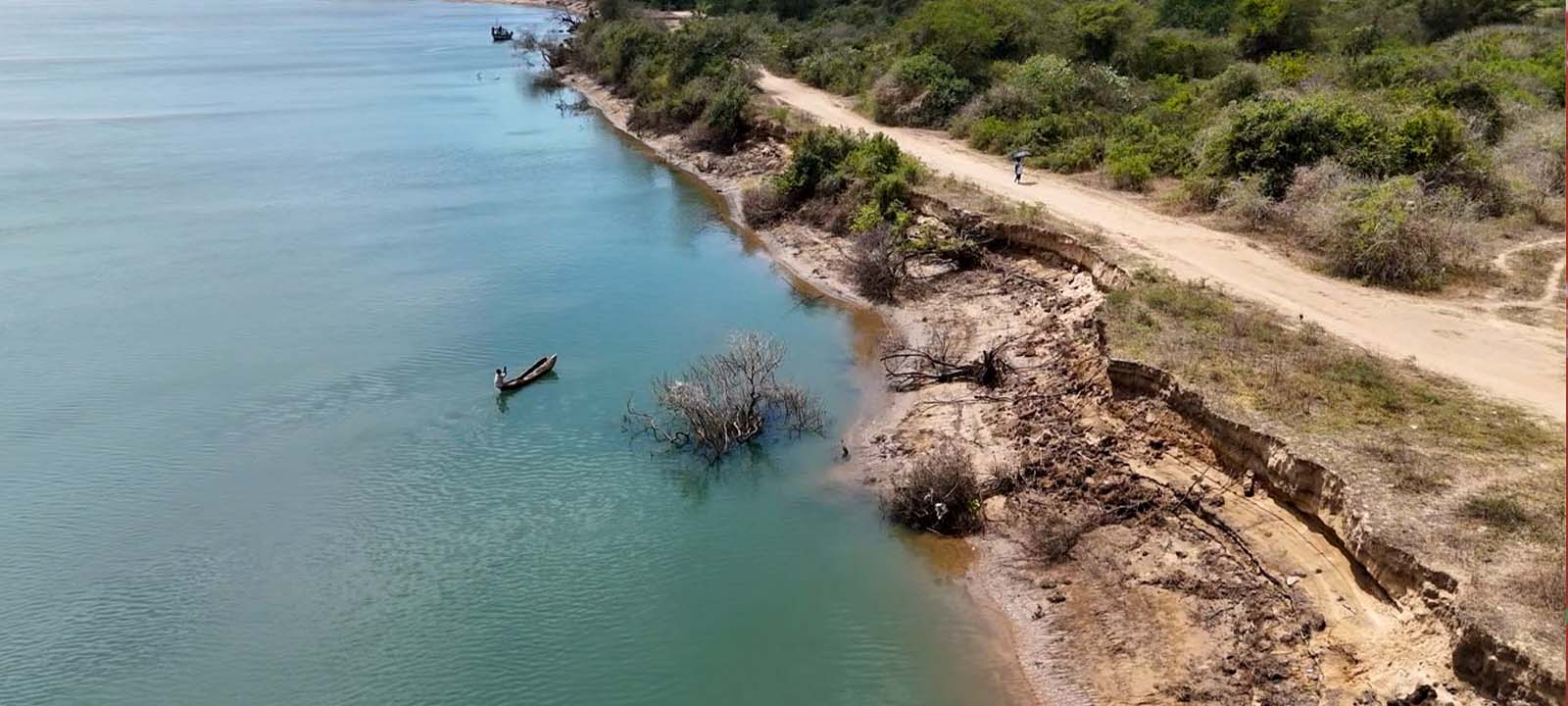 Comunidades de Nova Mambone travam avanço do mar com mangal e sacos de areia – O País