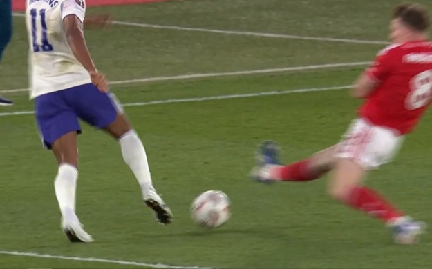 “É uma loucura!” – O chefe do Aston Villa, Unai Emery, lamenta a falta de intervenção do VAR para Elliot Anderson atacar Ollie Watkins (Vídeo)