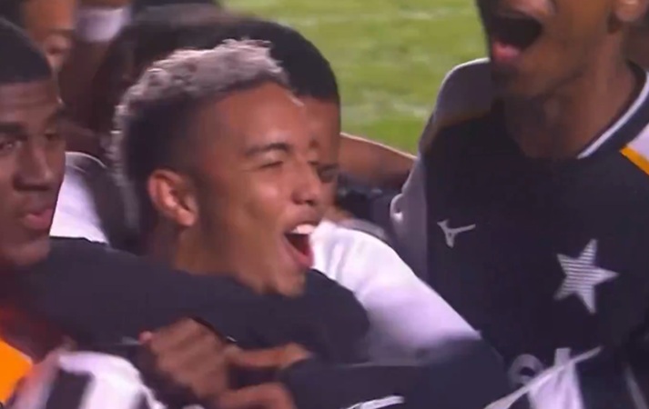 O meio-campista do Botafogo, Jordan Barrera, marca um empate impressionante no final do jogo e salva um ponto contra o São Paulo (vídeo)