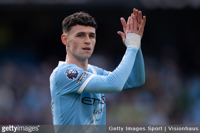 Phil Foden fecha novo contrato com o Manchester City, apesar de ter perdido a vaga titular sob o comando de Guardiola