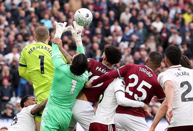 O técnico do West Ham, Nuno Espírito Santo, frustrado pela polêmica do gol anulado na derrota do Arsenal (Vídeo)