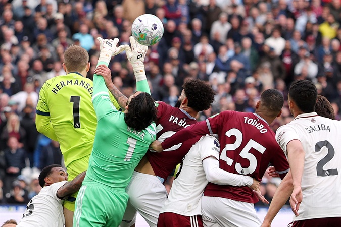 O técnico do West Ham, Nuno Espírito Santo, frustrado pela polêmica do gol anulado na derrota do Arsenal (Vídeo)
