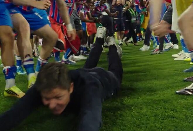 O chefe do Crystal Palace, Oliver Glasner, faz o “deslizamento de barriga” em comemoração ao triunfo da Conference League (Vídeo)