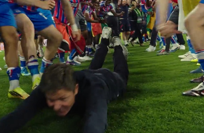 O chefe do Crystal Palace, Oliver Glasner, faz o “deslizamento de barriga” em comemoração ao triunfo da Conference League (Vídeo)