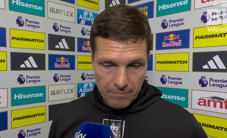 O técnico interino do Burnley, Michael Jackson, destaca os problemas da equipe após a derrota para o Leeds (vídeo)