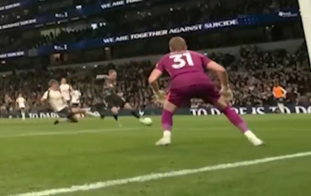 Antonin Kinsky faz uma incrível defesa nos acréscimos para resgatar um ponto valioso para o Spurs contra o Leeds (vídeo)