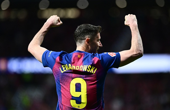 “Robert Lewandowski é uma lenda” – o técnico do Barcelona, ​​​​Hansi Flick, elogia a saída do atacante veterano (Vídeo)