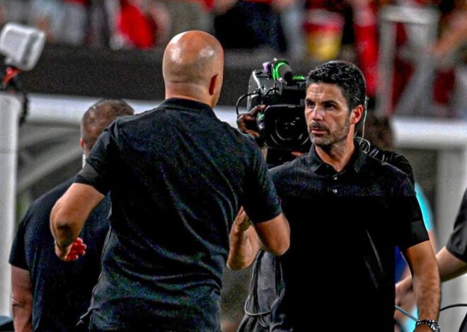 O técnico do Liverpool, Arne Slot, parabeniza o Arsenal pela vitória na Premier League (vídeo)