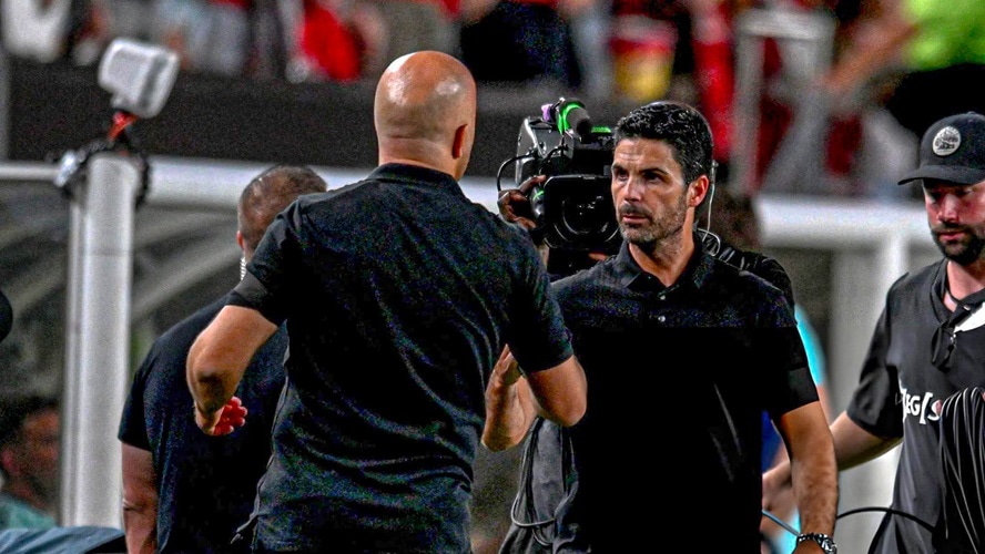 O técnico do Liverpool, Arne Slot, parabeniza o Arsenal pela vitória na Premier League (vídeo)