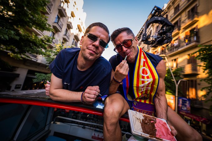 Os veteranos poloneses Robert Lewandowski e Wojciech Szczesny desfrutam de comemorações em ônibus abertos enquanto o Barcelona conquista o título da La Liga (vídeo)