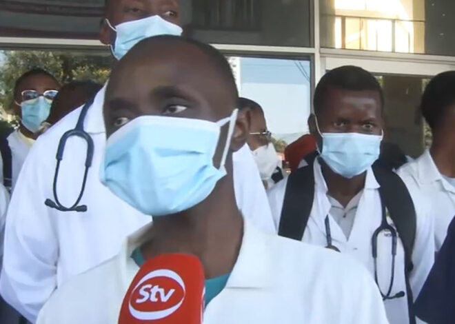 Médicos estagiários protestam em Maputo por atraso de subsídios há seis meses – O País