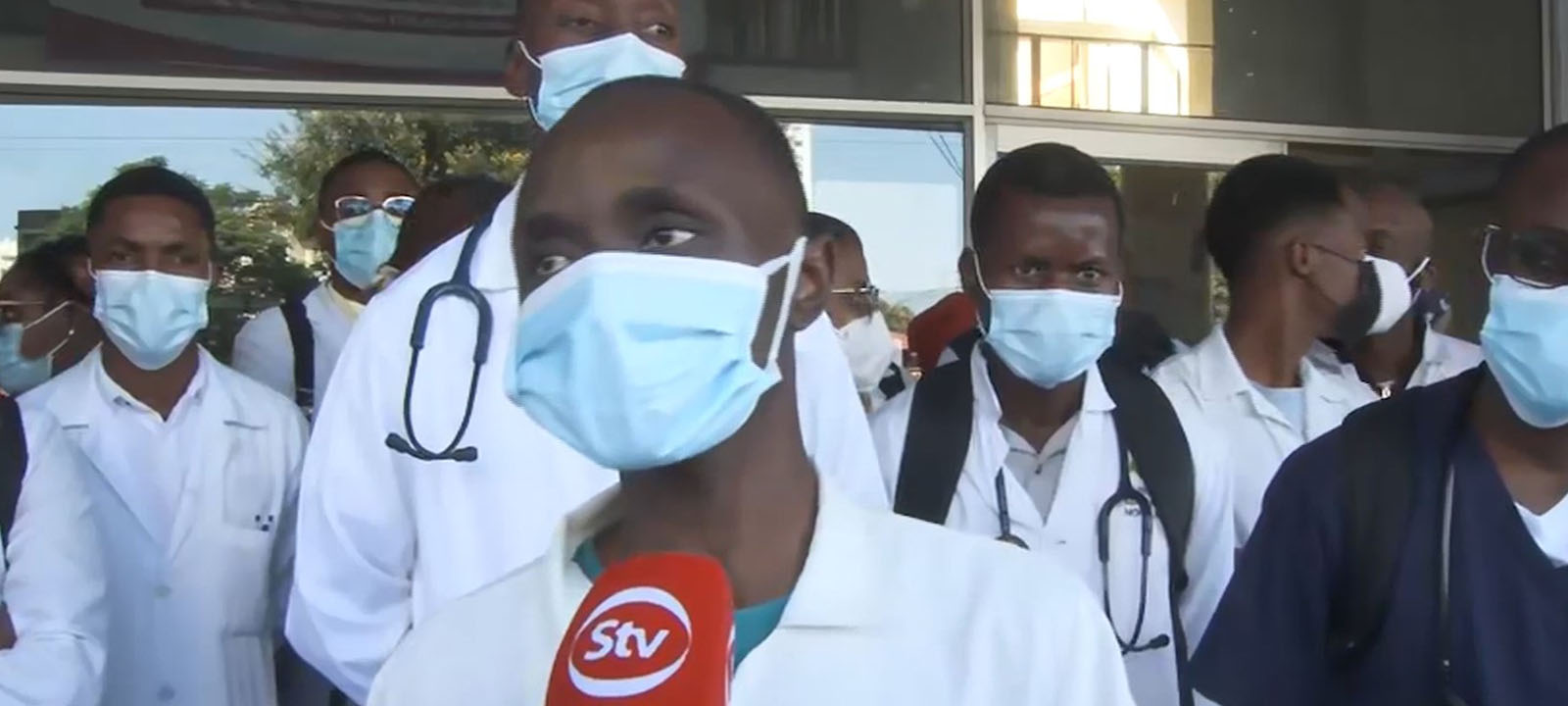 Médicos estagiários protestam em Maputo por atraso de subsídios há seis meses – O País