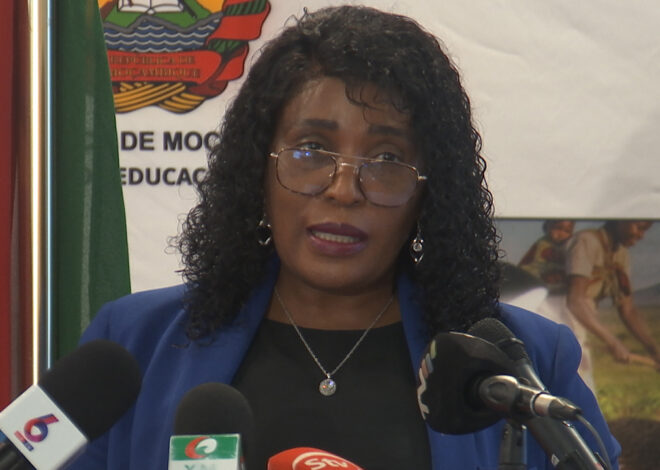 Ministra apela à paciência dos professores e admite falta de capacidade para saldar dívida