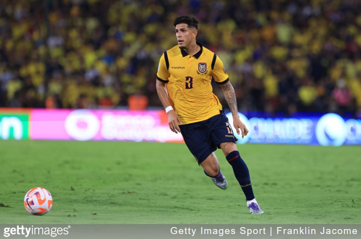 Real Madrid considera transferência para Hincapie, zagueiro do Arsenal