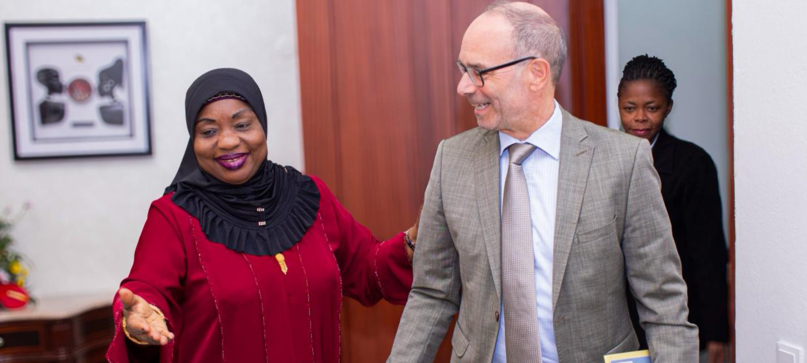 Presidente da Assembleia da República despede-se do embaixador alemão em Maputo – O País