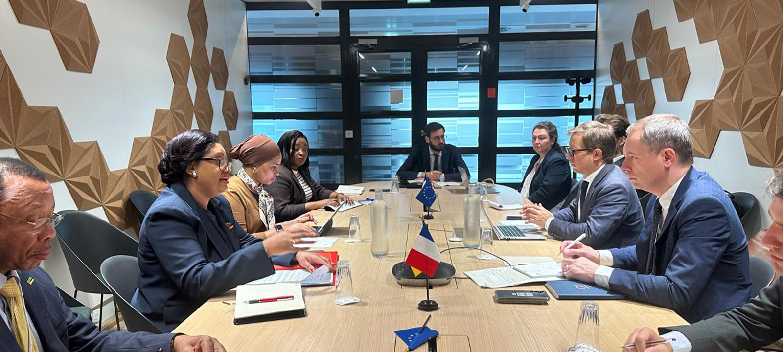 Ministra das Finanças reúne-se com Co-Presidente do Clube de Paris – O País