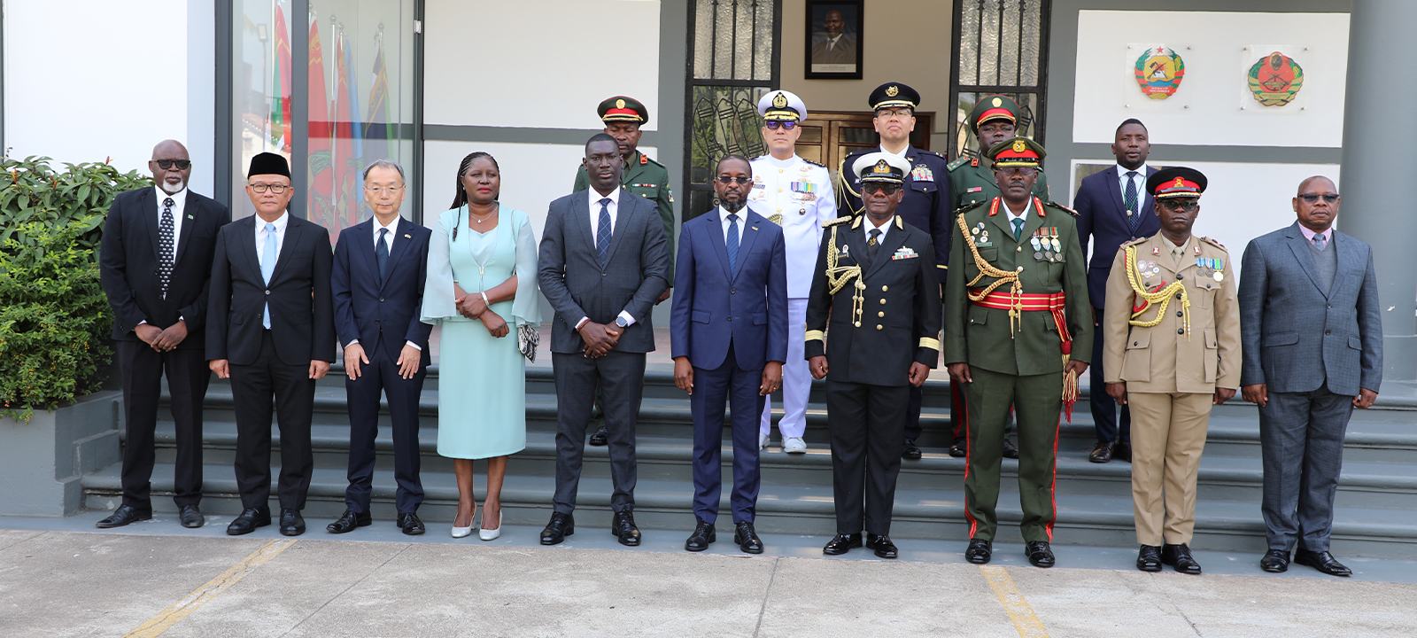 Moçambique acredita cinco adidos militares para reforço da cooperação no domínio da defesa – O País