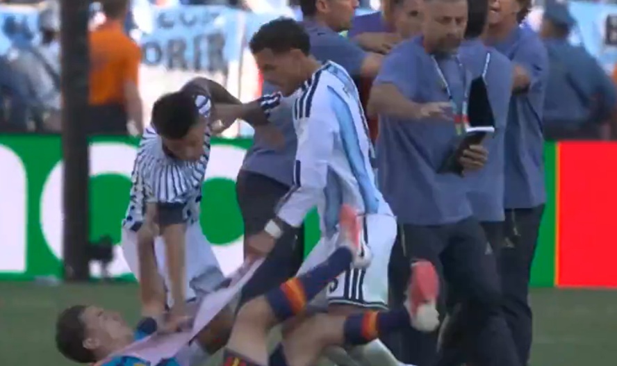 Cenas feias após a final da Copa do Mundo, quando jogadores e funcionários argentinos atacam jogadores espanhóis (Vídeo)