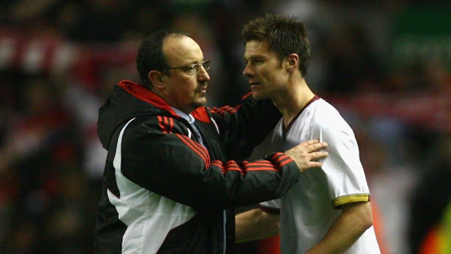 “Acho Xabi muito inteligente” – Rafa Benitez sobre o novo técnico do Chelsea, Xabi Alonso (Vídeo)