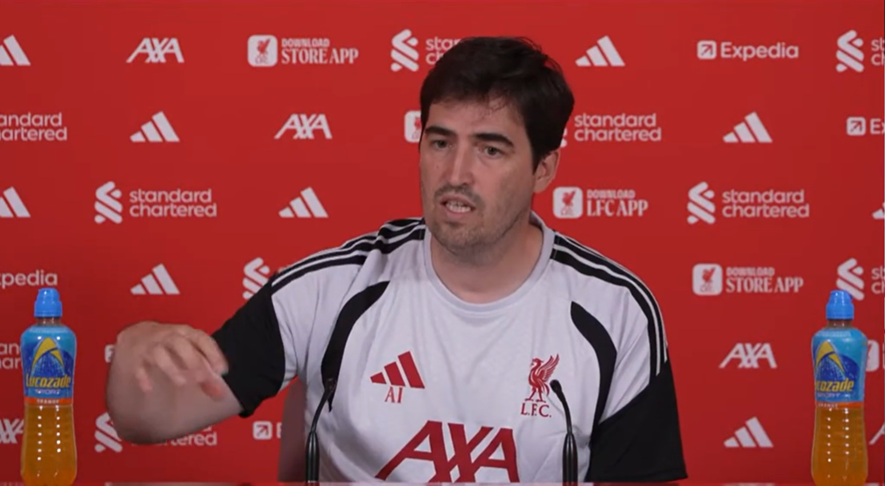 O técnico do Liverpool, Andoni Iraola, explica por que assina contratos apenas de dois anos (Vídeo)