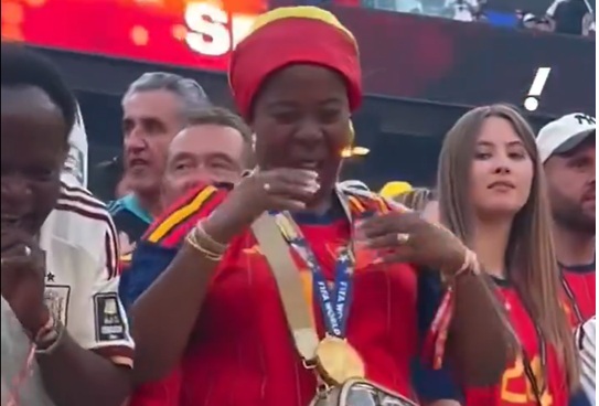 O extremo espanhol Nico Williams leva a medalha de vencedor da Copa do Mundo para sua mãe (Vídeo)