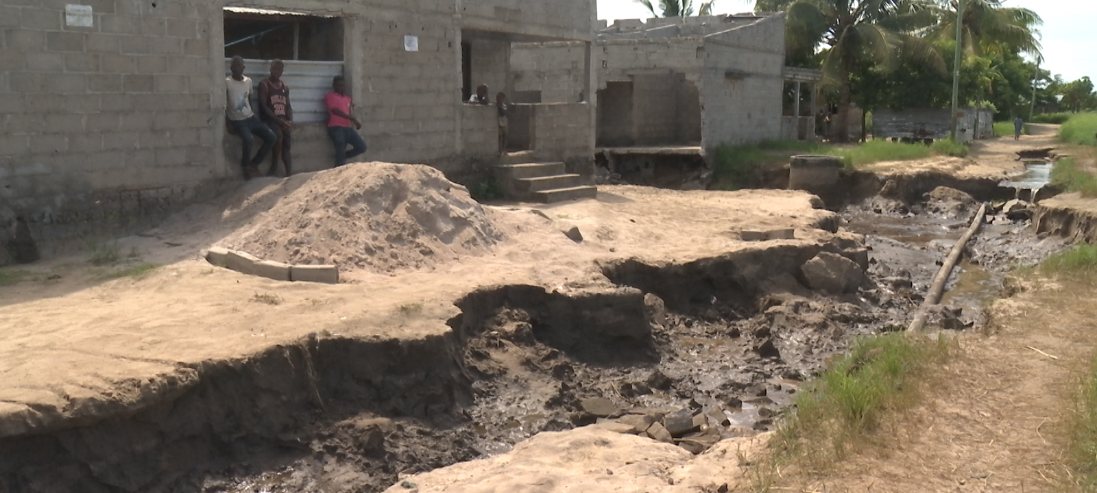 Erosão costeira ameaça zonas vulneráveis de Quelimane – O País