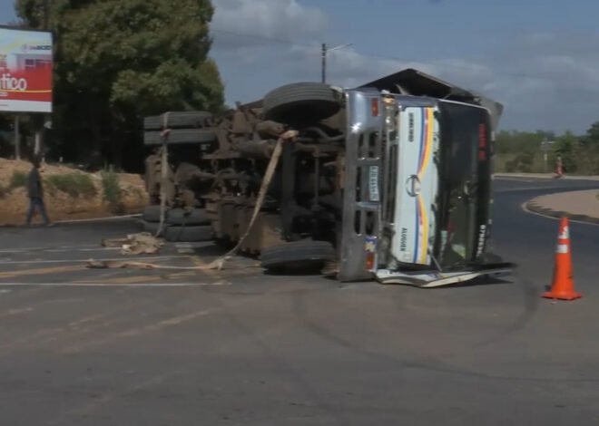 Camião tomba na EN1 em Katembe e permanece no local horas após acidente – O País