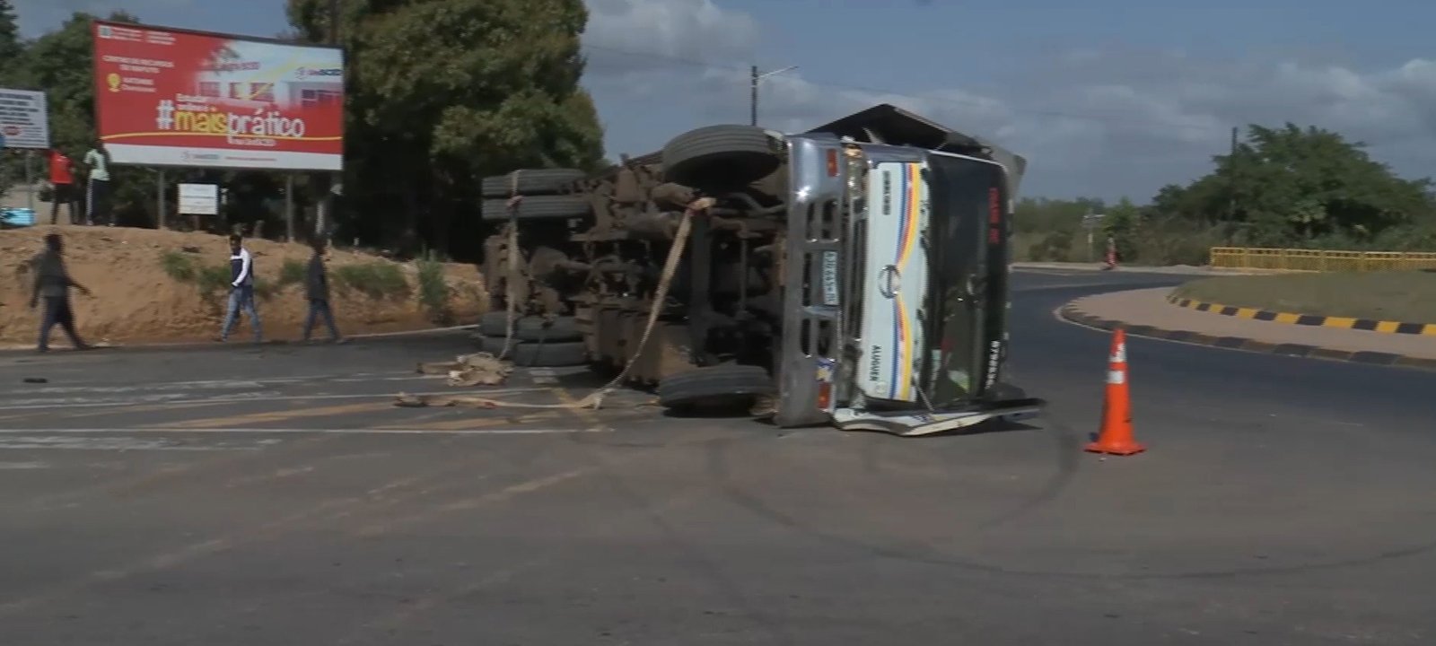 Camião tomba na EN1 em Katembe e permanece no local horas após acidente – O País