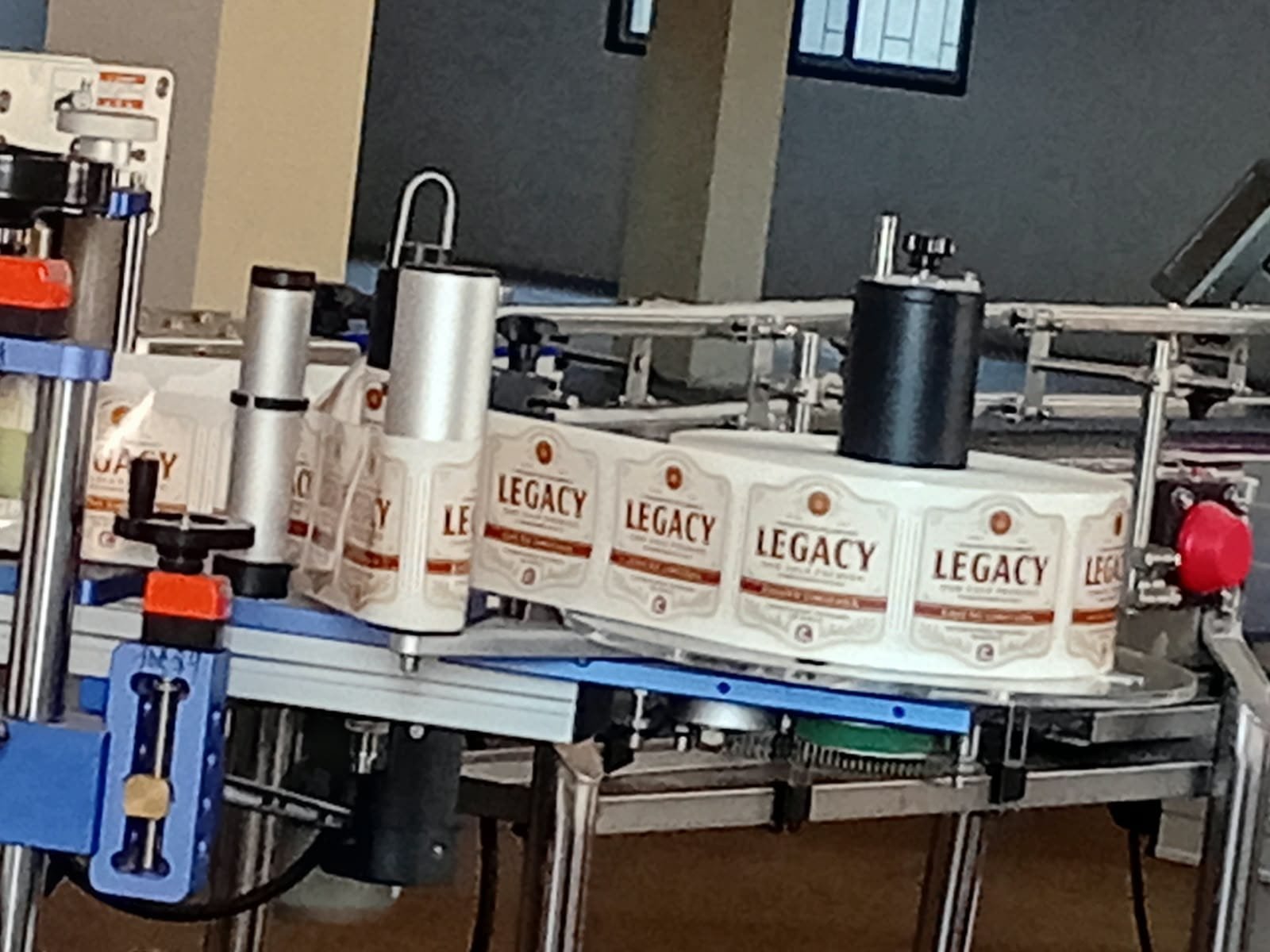 AT apreende bebidas alcoólicas numa fábrica clandestina – Jornal Domingo