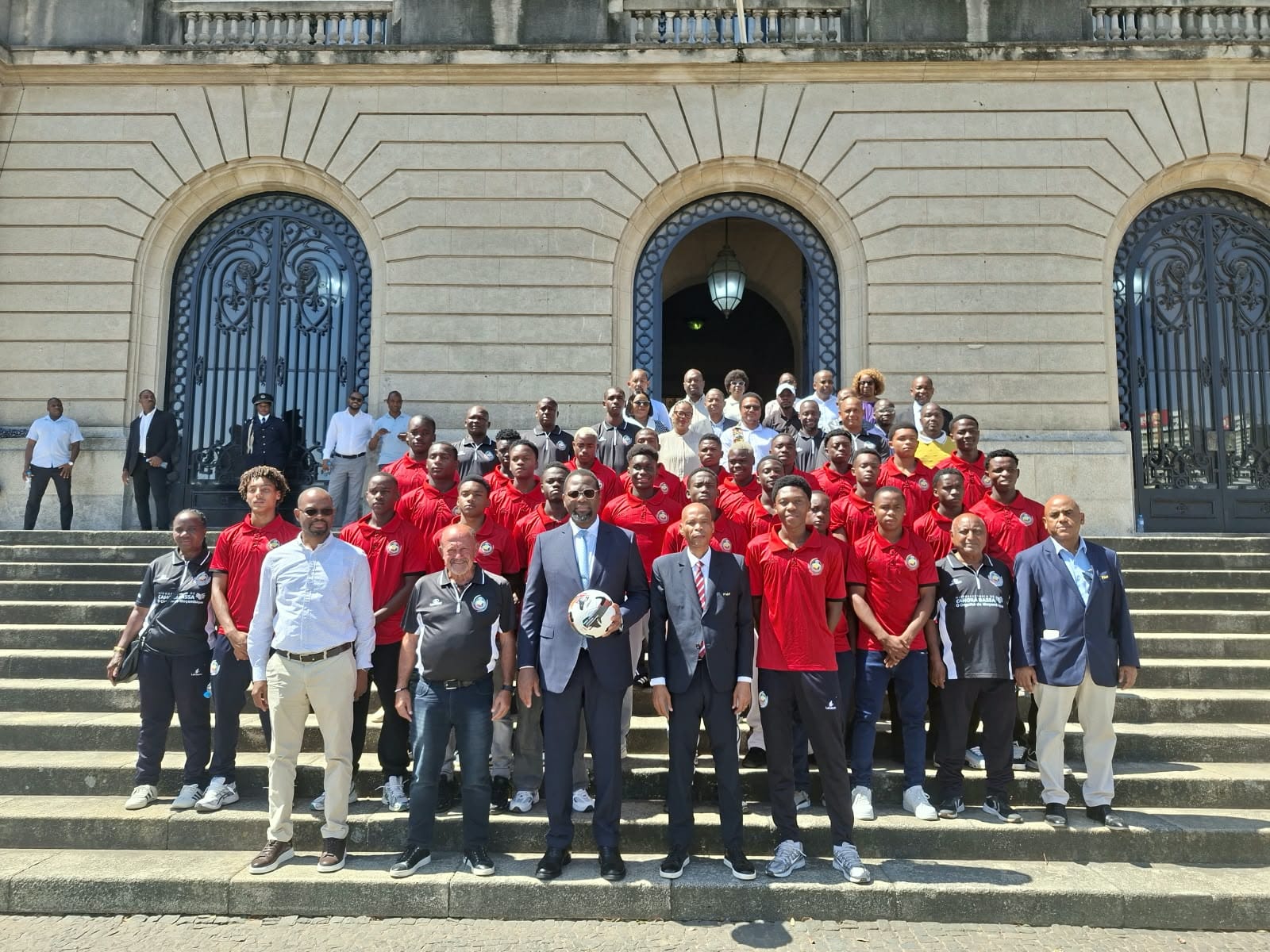 RUMO AO MUNDIAL FIFA SUB-17: Manhique encoraja “Mambinhas”a representar o país com orgulho – Jornal Domingo